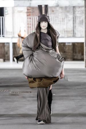 リック・オウエンス、70年代の旋風を再び【2017-18秋冬ウィメンズ】