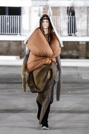 リック・オウエンス、70年代の旋風を再び【2017-18秋冬ウィメンズ】