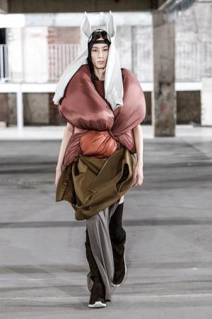 リック・オウエンス、70年代の旋風を再び【2017-18秋冬ウィメンズ】