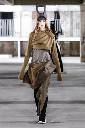 リック・オウエンス、70年代の旋風を再び【2017-18秋冬ウィメンズ】