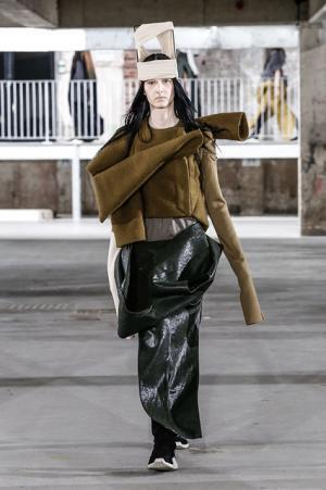 リック・オウエンス、70年代の旋風を再び【2017-18秋冬ウィメンズ】