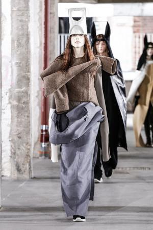 リック・オウエンス、70年代の旋風を再び【2017-18秋冬ウィメンズ】