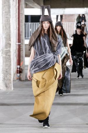 リック・オウエンス、70年代の旋風を再び【2017-18秋冬ウィメンズ】