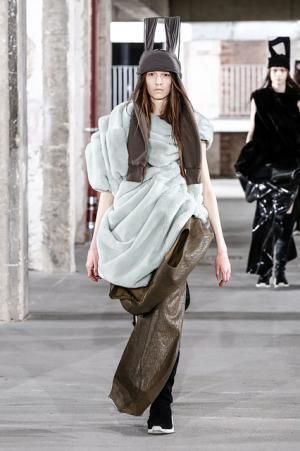 リック・オウエンス、70年代の旋風を再び【2017-18秋冬ウィメンズ】