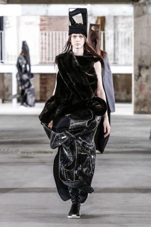 リック・オウエンス、70年代の旋風を再び【2017-18秋冬ウィメンズ】