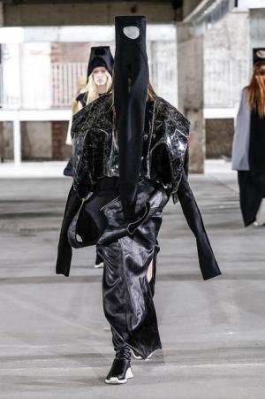 リック・オウエンス、70年代の旋風を再び【2017-18秋冬ウィメンズ】