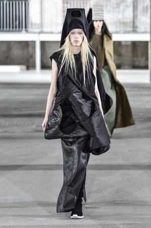 リック・オウエンス、70年代の旋風を再び【2017-18秋冬ウィメンズ】