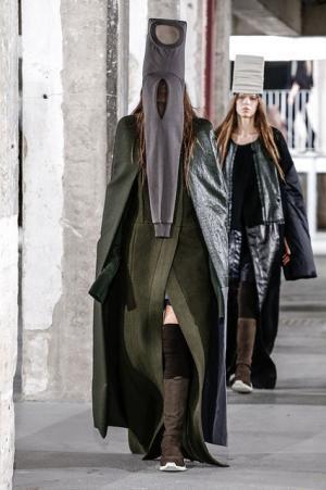 リック・オウエンス、70年代の旋風を再び【2017-18秋冬ウィメンズ】