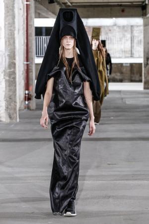 リック・オウエンス、70年代の旋風を再び【2017-18秋冬ウィメンズ】