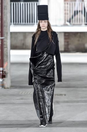 リック・オウエンス、70年代の旋風を再び【2017-18秋冬ウィメンズ】