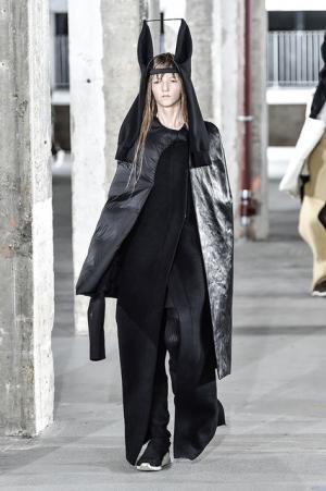 リック・オウエンス、70年代の旋風を再び【2017-18秋冬ウィメンズ】