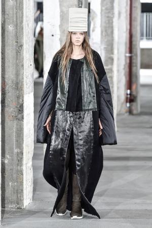 リック・オウエンス、70年代の旋風を再び【2017-18秋冬ウィメンズ】