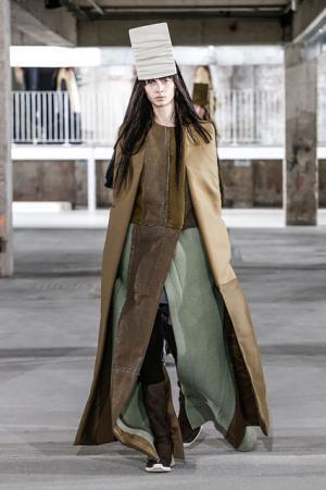 リック・オウエンス、70年代の旋風を再び【2017-18秋冬ウィメンズ】