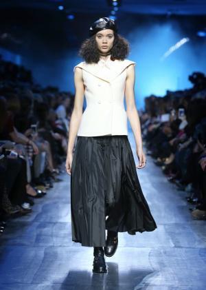 ディオール、静謐な青に込めた情熱【2017-18秋冬ウィメンズ】