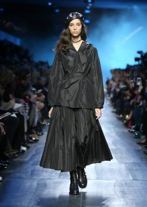 ディオール、静謐な青に込めた情熱【2017-18秋冬ウィメンズ】