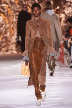 アクネ ストゥディオズ、芸術家パウル・クレーと重ね合わせるDIYスピリット【2017-18秋冬ウィメンズ】