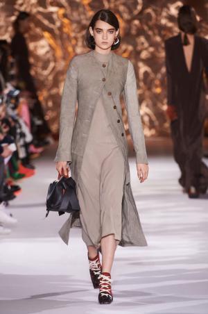 アクネ ストゥディオズ、芸術家パウル・クレーと重ね合わせるDIYスピリット【2017-18秋冬ウィメンズ】