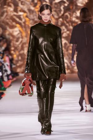 アクネ ストゥディオズ、芸術家パウル・クレーと重ね合わせるDIYスピリット【2017-18秋冬ウィメンズ】