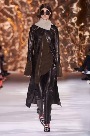 アクネ ストゥディオズ、芸術家パウル・クレーと重ね合わせるDIYスピリット【2017-18秋冬ウィメンズ】