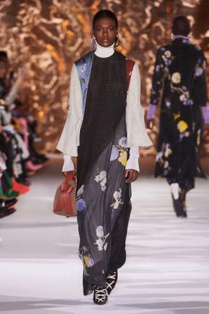 アクネ ストゥディオズ、芸術家パウル・クレーと重ね合わせるDIYスピリット【2017-18秋冬ウィメンズ】