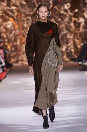 アクネ ストゥディオズ、芸術家パウル・クレーと重ね合わせるDIYスピリット【2017-18秋冬ウィメンズ】