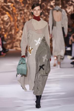 アクネ ストゥディオズ、芸術家パウル・クレーと重ね合わせるDIYスピリット【2017-18秋冬ウィメンズ】