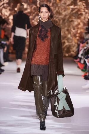 アクネ ストゥディオズ、芸術家パウル・クレーと重ね合わせるDIYスピリット【2017-18秋冬ウィメンズ】