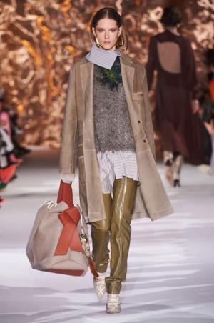 アクネ ストゥディオズ、芸術家パウル・クレーと重ね合わせるDIYスピリット【2017-18秋冬ウィメンズ】