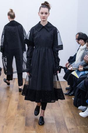 ノワール・ケイ ニノミヤ、赤と黒の新境地へ【2017-18秋冬ウィメンズ】