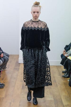 ノワール・ケイ ニノミヤ、赤と黒の新境地へ【2017-18秋冬ウィメンズ】