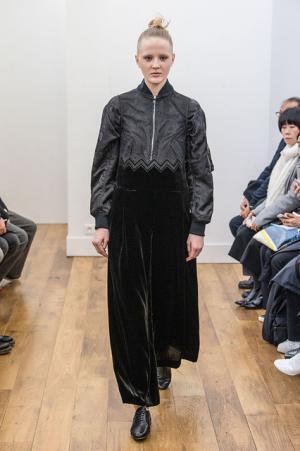 ノワール・ケイ ニノミヤ、赤と黒の新境地へ【2017-18秋冬ウィメンズ】