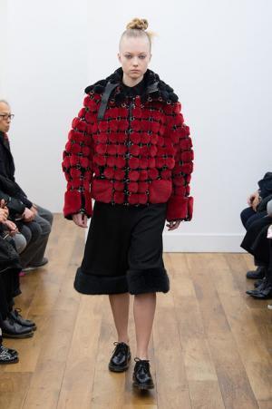 ノワール・ケイ ニノミヤ、赤と黒の新境地へ【2017-18秋冬ウィメンズ】