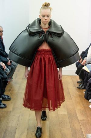 ノワール・ケイ ニノミヤ、赤と黒の新境地へ【2017-18秋冬ウィメンズ】