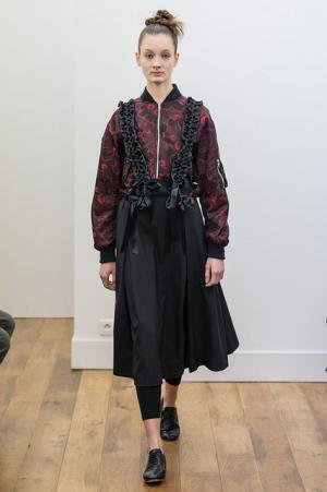 ノワール・ケイ ニノミヤ、赤と黒の新境地へ【2017-18秋冬ウィメンズ】