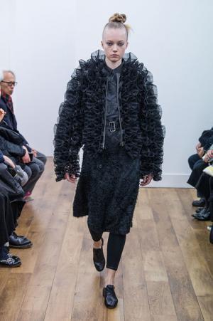 ノワール・ケイ ニノミヤ、赤と黒の新境地へ【2017-18秋冬ウィメンズ】