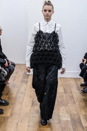 ノワール・ケイ ニノミヤ、赤と黒の新境地へ【2017-18秋冬ウィメンズ】