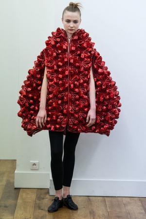 ノワール・ケイ ニノミヤ、赤と黒の新境地へ【2017-18秋冬ウィメンズ】