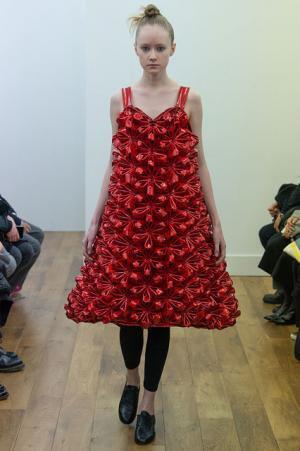 ノワール・ケイ ニノミヤ、赤と黒の新境地へ【2017-18秋冬ウィメンズ】