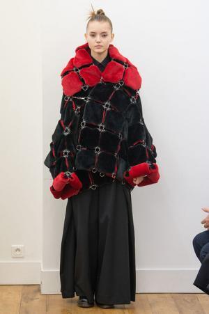 ノワール・ケイ ニノミヤ、赤と黒の新境地へ【2017-18秋冬ウィメンズ】