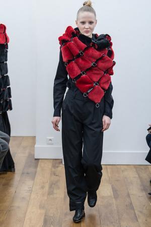 ノワール・ケイ ニノミヤ、赤と黒の新境地へ【2017-18秋冬ウィメンズ】