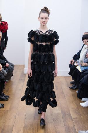 ノワール・ケイ ニノミヤ、赤と黒の新境地へ【2017-18秋冬ウィメンズ】