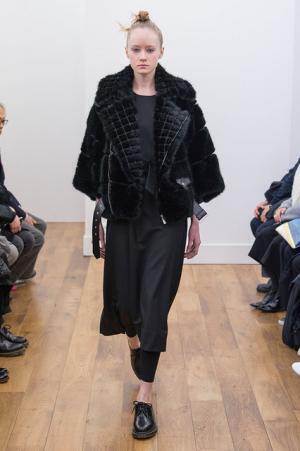 ノワール・ケイ ニノミヤ、赤と黒の新境地へ【2017-18秋冬ウィメンズ】