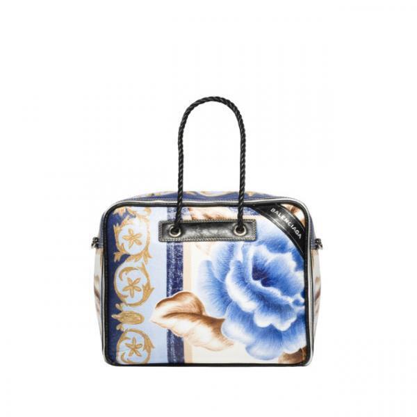 バレンシアガが新宿伊勢丹でポップアップ。注目は新作のブランケットやエアー、限定のバザール ショッパー