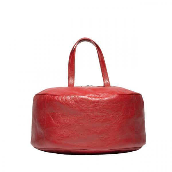 バレンシアガが新宿伊勢丹でポップアップ。注目は新作のブランケットやエアー、限定のバザール ショッパー