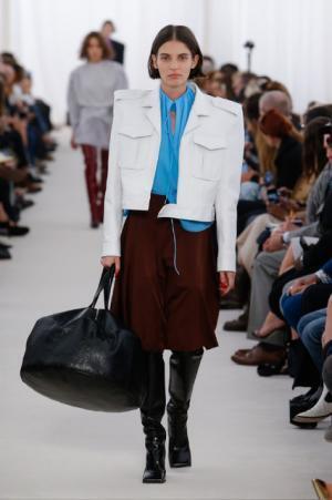 バレンシアガが新宿伊勢丹でポップアップ。注目は新作のブランケットやエアー、限定のバザール ショッパー