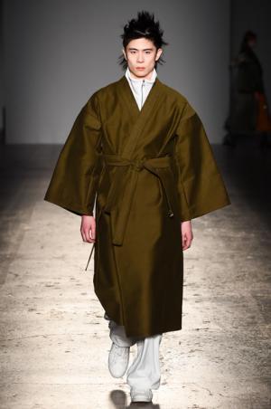 アツシナカシマ、分解と再構築を繰り返し“印象”に変化を【2017-18秋冬ウィメンズ】