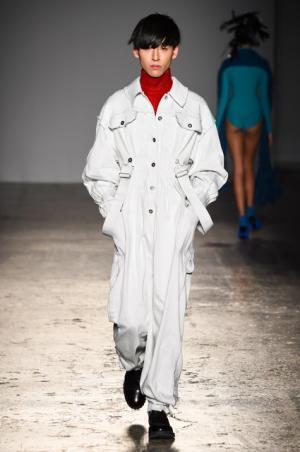 アツシナカシマ、分解と再構築を繰り返し“印象”に変化を【2017-18秋冬ウィメンズ】