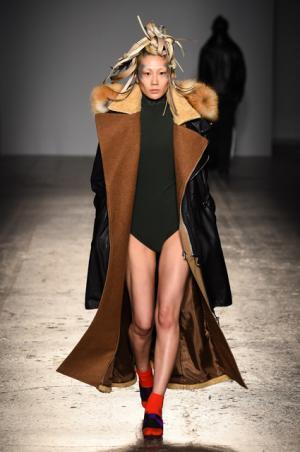 アツシナカシマ、分解と再構築を繰り返し“印象”に変化を【2017-18秋冬ウィメンズ】