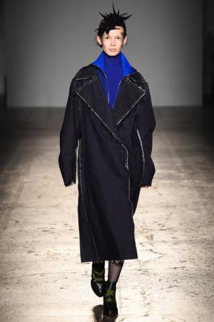 アツシナカシマ、分解と再構築を繰り返し“印象”に変化を【2017-18秋冬ウィメンズ】