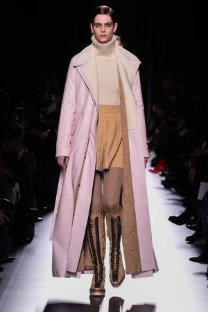 エルメス、画家キルヒナーの色彩に色づくメゾンのヘリテージ【2017-18秋冬ウィメンズ】